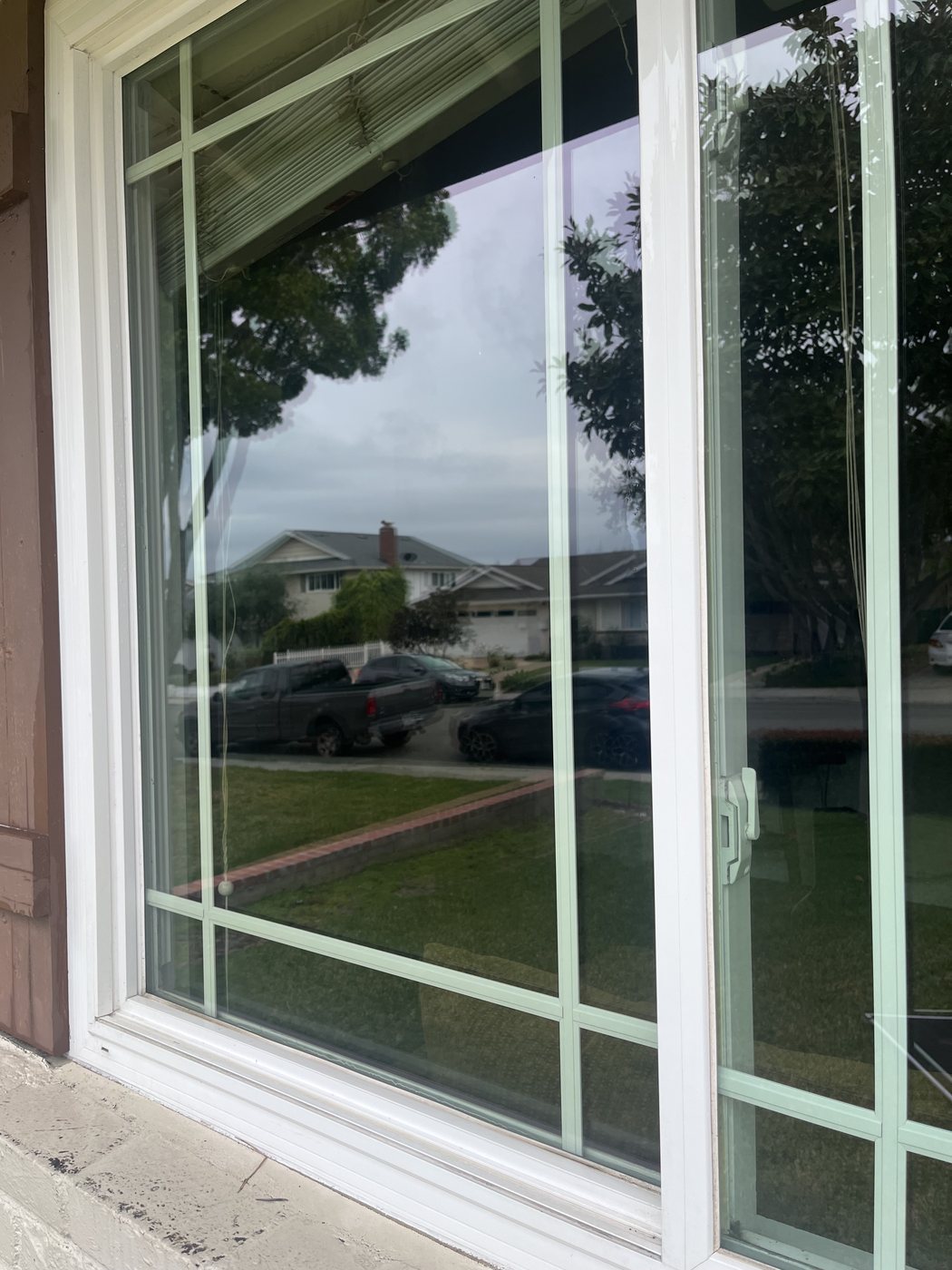 Crystal-clear window after Waves Window Washing cleaning